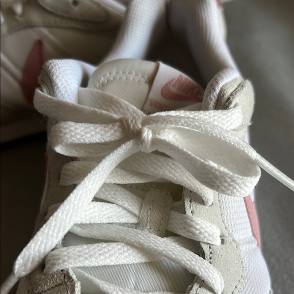 Nike Venture Runner White and Pink Sneakers with Low-Top Design Size 10 - Picture 6 of 12